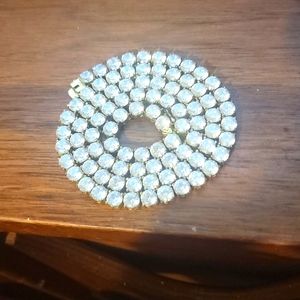 Gold chain w/ diamonds 💎